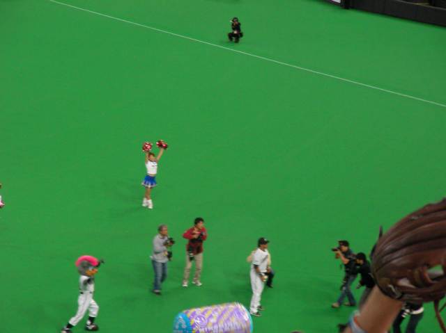 レフトスタンド前で挨拶するターメル・スレッジ